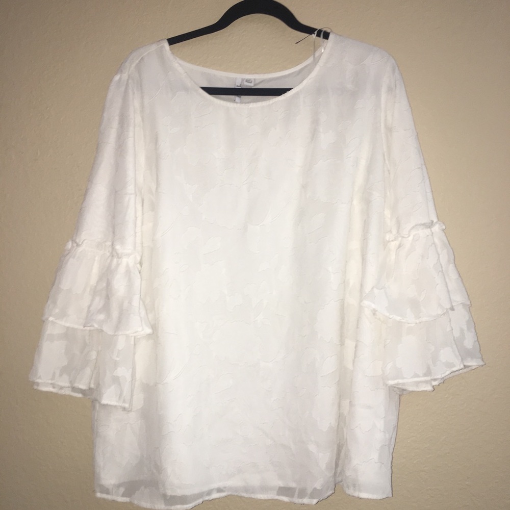 Elle White long sleeve shirt.